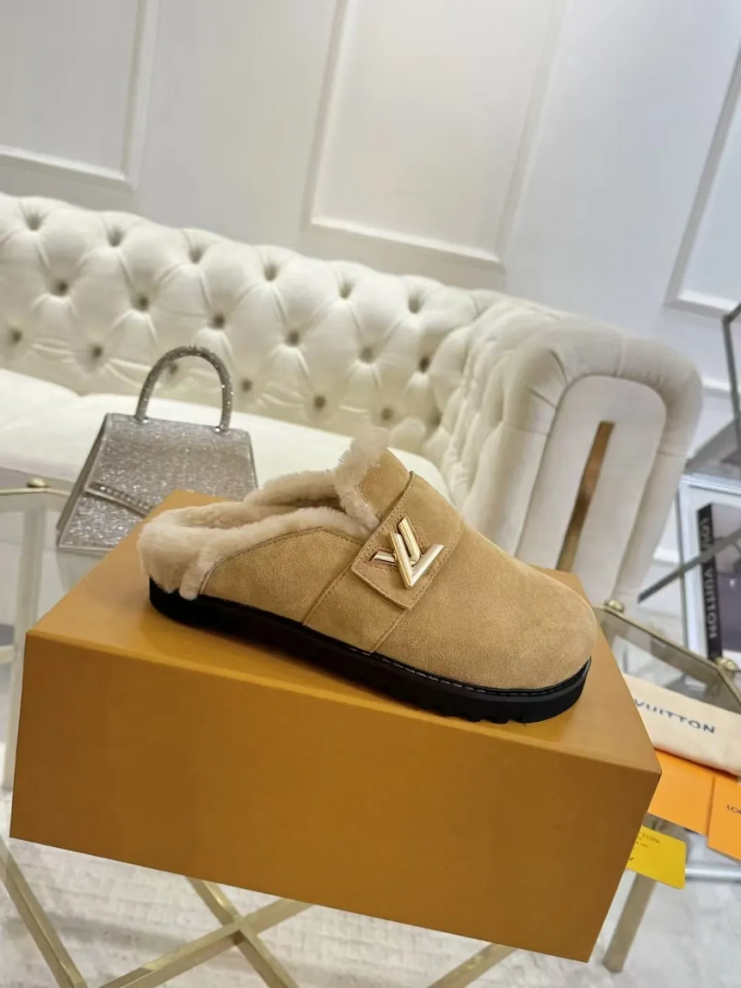 p600✨ LV Couple’s Wool Slippers｜Full of high-end feel, the soles of your feet are luxurious✨ We have achieved the ultimate restoration of the "higher version" of this pair of LV classic toe-toe slippers! 👫💫 🌟 The core advantages are clear at a glance: ✔️ Original jacquard + cowhide fabric, delicate texture, high-end at first glance; ✔️ 280% pure wool lining, wearing barefoot is like stepping on clouds ☁️, soft and skin-friendly and not sweaty; ✔️ Non-slip rubber bottom + three-dimensional toe design, super stable for walking, fashionable and practical!  👀 Must-have attention to detail: Belt buckle + classic LV presbyopic elements, revealing the aura of a big-name brand in a low-key manner ~ Whether it is a couple dating or a trip with besties, both of them are the focus when they go out👟💖 ✨ Easily match the wardrobe: jeans + sweaters, lazy and casual style ✔️ Coat + skirt, refined and elegant ✔️ One pair of shoes can handle a variety of styles, and the sense of luxury is never artificial ~ #LV slippers #couple outfit #High-End Customization #Quality Shoes Recommendation Fabric: Yangjing/classic jacquard fabric Lining: Imported wool lining Sole: Original rubber sole Size: Female 35-41 Male 38-46